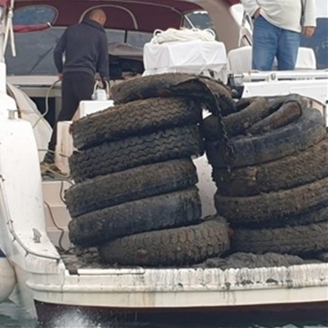 A pesca di rifiuti nel mare di Alghero